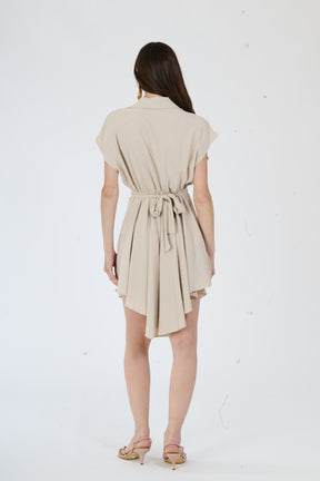 Abito beige in tessuto leggero con maniche corte e fascia decorativa, per uno stile casual-chic.