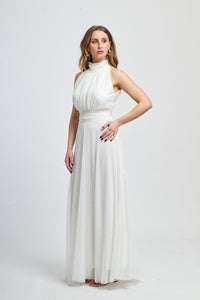 Abito bianco a puzzo con volantino al collo, ideale per pranzi in giardino.