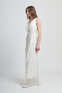 Abito bianco con drappeggi, ideale per eventi esclusivi