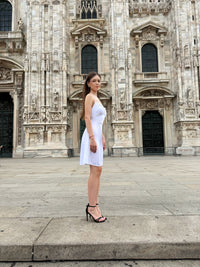 Abito bianco semplice e imponente Duomo di Milano sullo sfondo