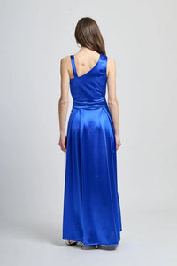 Abito bluette da sera, design fluido e tranquillo con gonna ampia.