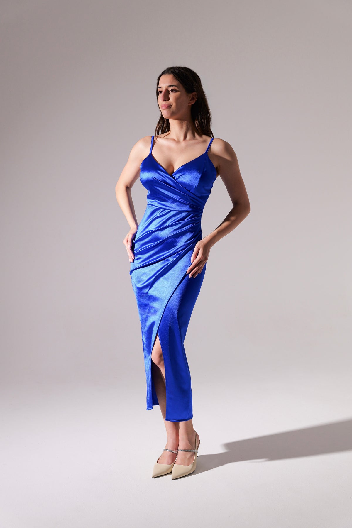 Abito bluettesatinato, spalline sottili, taglio slittato, stile elegante