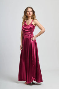 Abito bordo da sera, design fluido e opulento con gonna ampia.