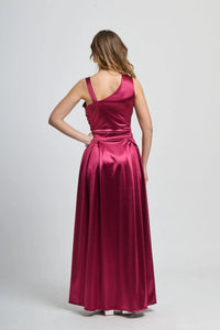 Abito bordo profondo con taglio asimmetrico, perfetto per serate glamour.