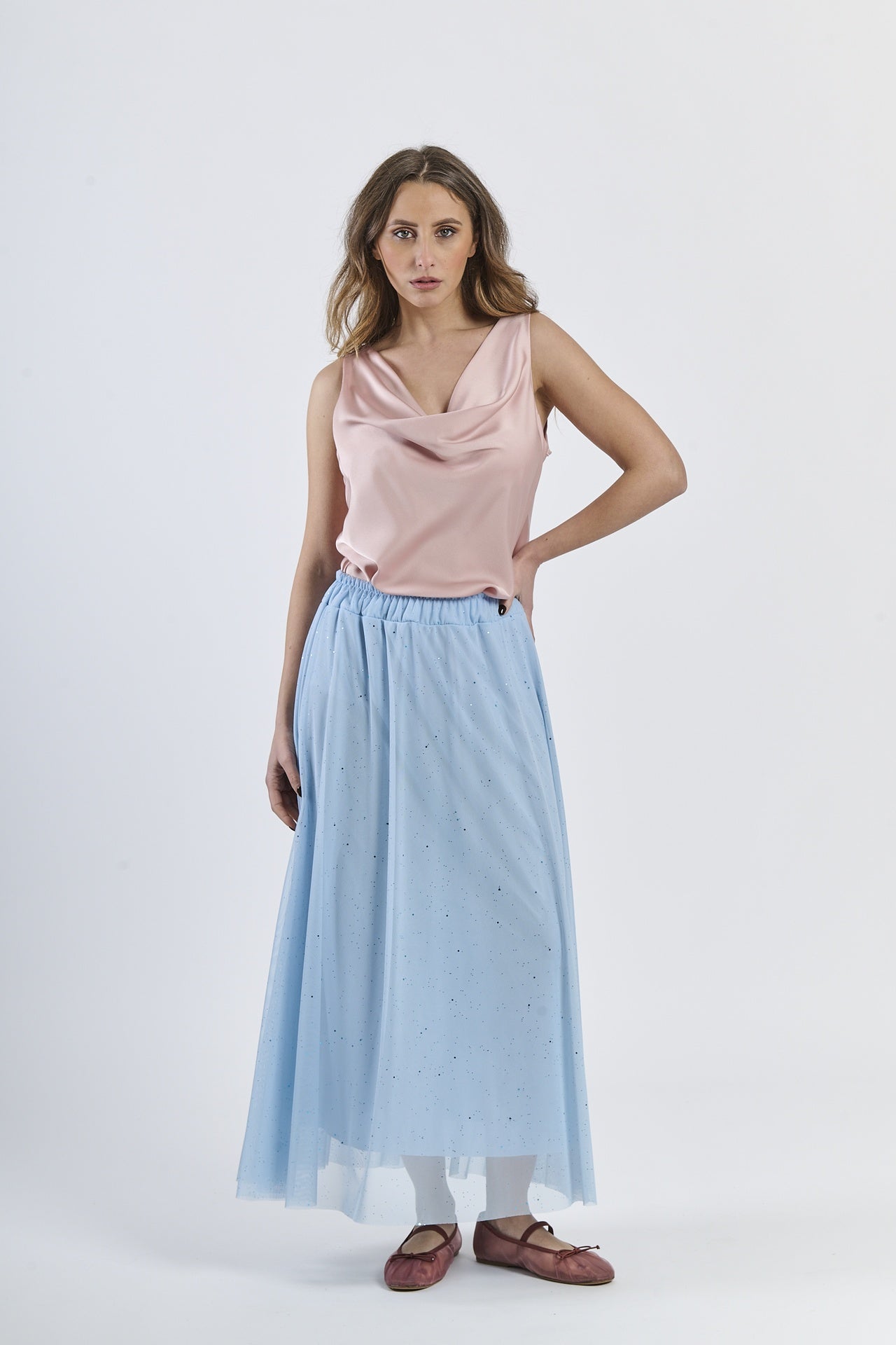 Abito con top rosa e gonna azzurra, stile elegante e leggero