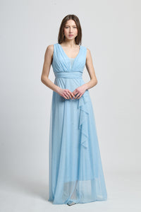 Abito da cerimonia azzurro, stile elegante e fluido