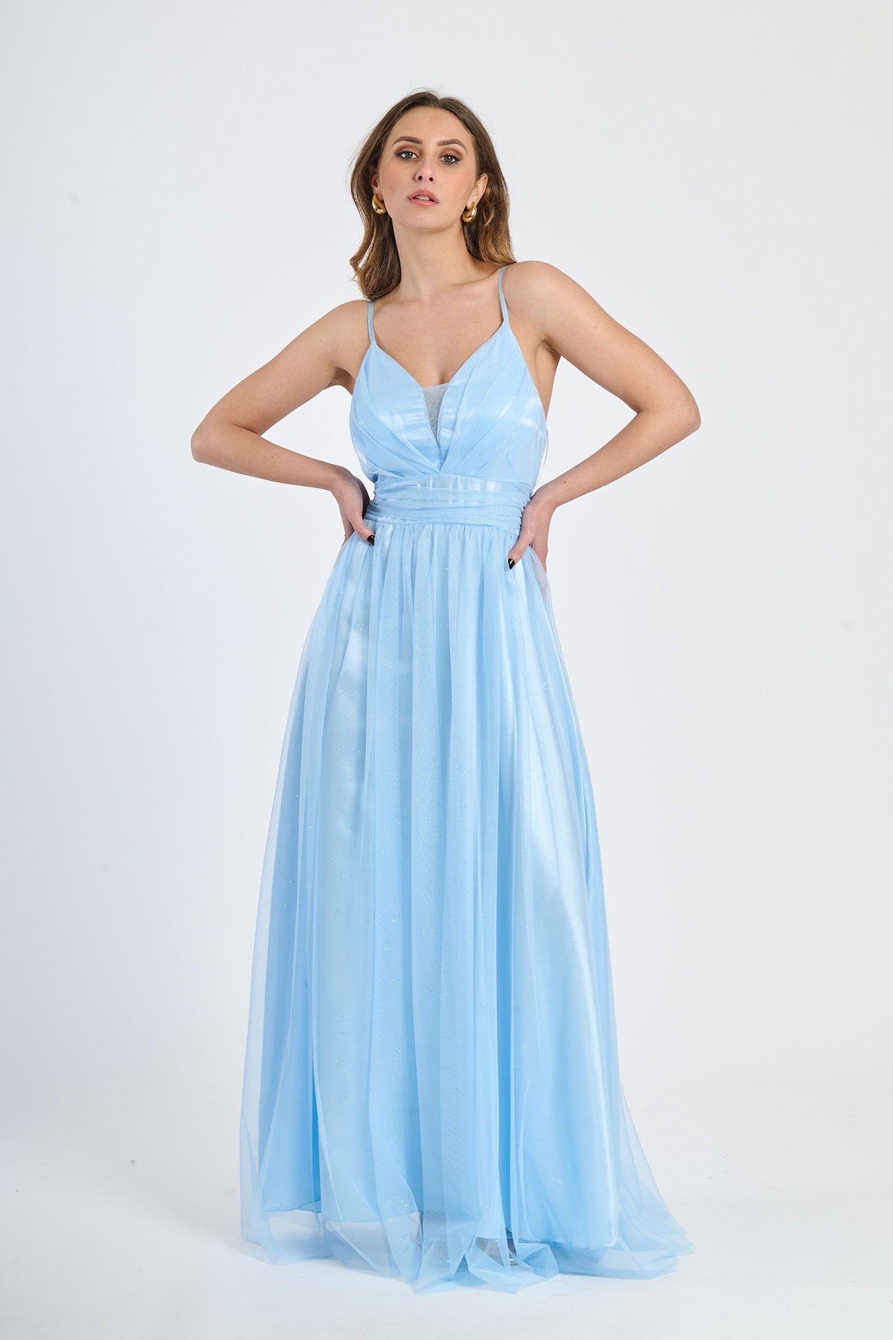 Abito da cerimonia azzurro in tulle trasparente, design romantico