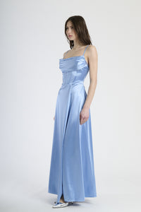 Abito da cerimonia azzurro, perfetto per un look raffinato e chic.