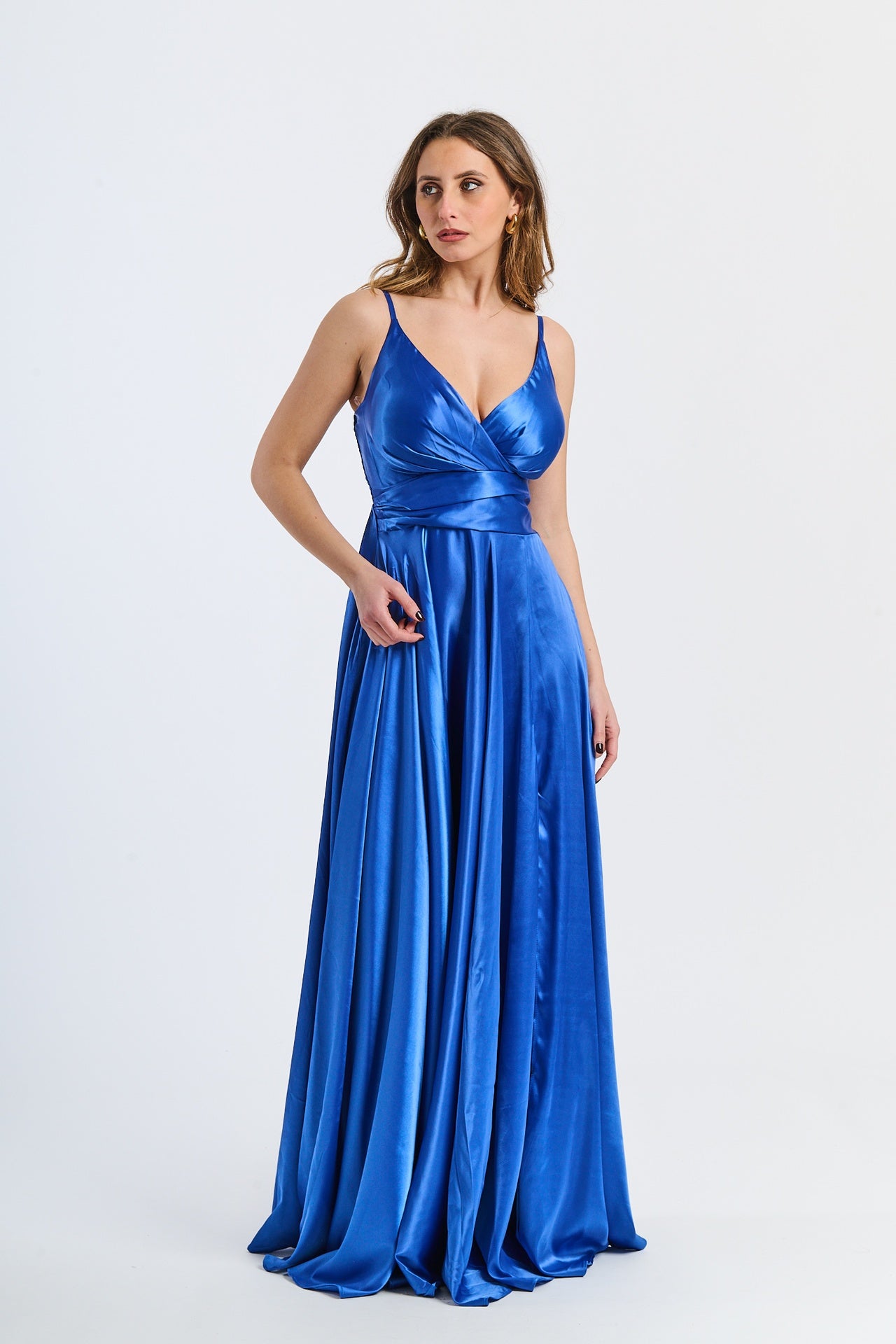 Abito da cerimonia bluette in raso, con scollatura a V e gonna drammatica, ideale per occasioni eleganti e rassicuranti