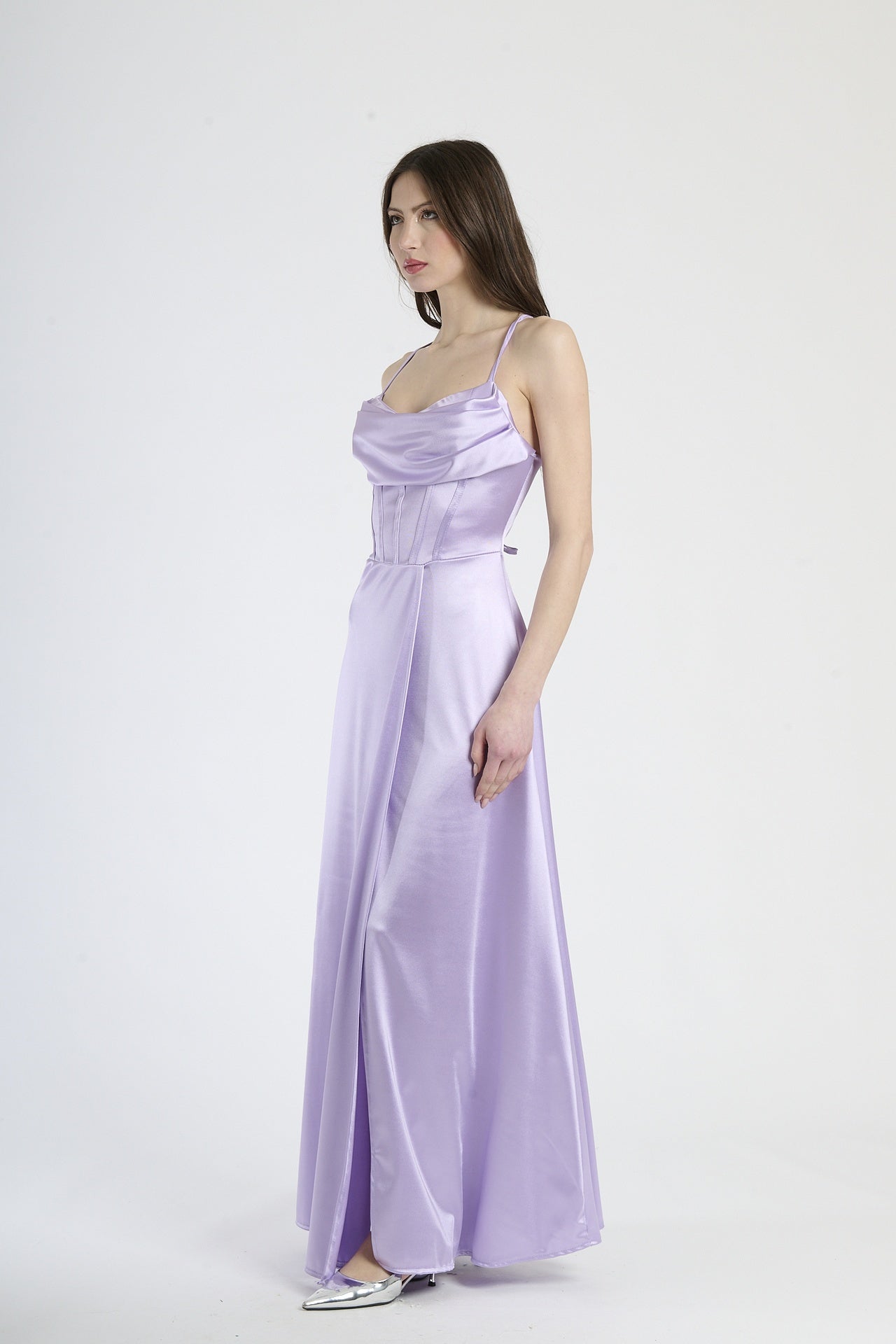 Abito da cerimonia lilla, ideale per un look unico e prestigioso.