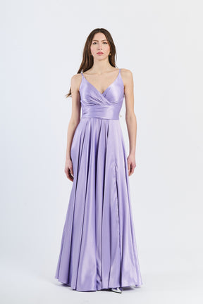 Abito da cerimonia lilla in raso, con scollatura a V e gonna drammatica, ideale per occasioni passionali e glamour