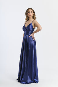 Abito da cerimonia navy in raso, con scollatura a V e gonna drammatica, ideale per occasioni eleganti e serissime