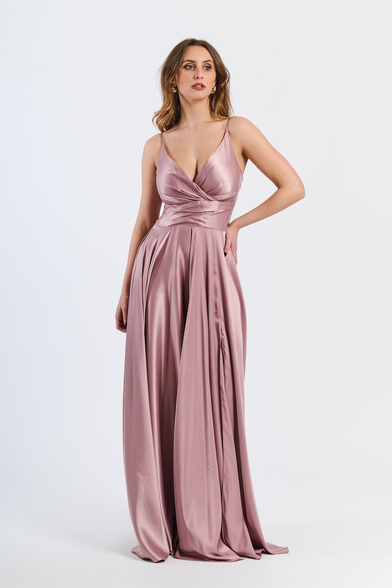 Abito da cerimonia rosa antico in raso, con scollatura a V e gonna drammatica, ideale per occasioni passionali e glamour