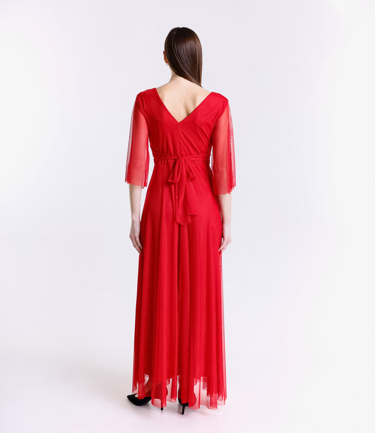 Abito da cerimonia rosso con design avvolgente e maniche di tulle decorativo