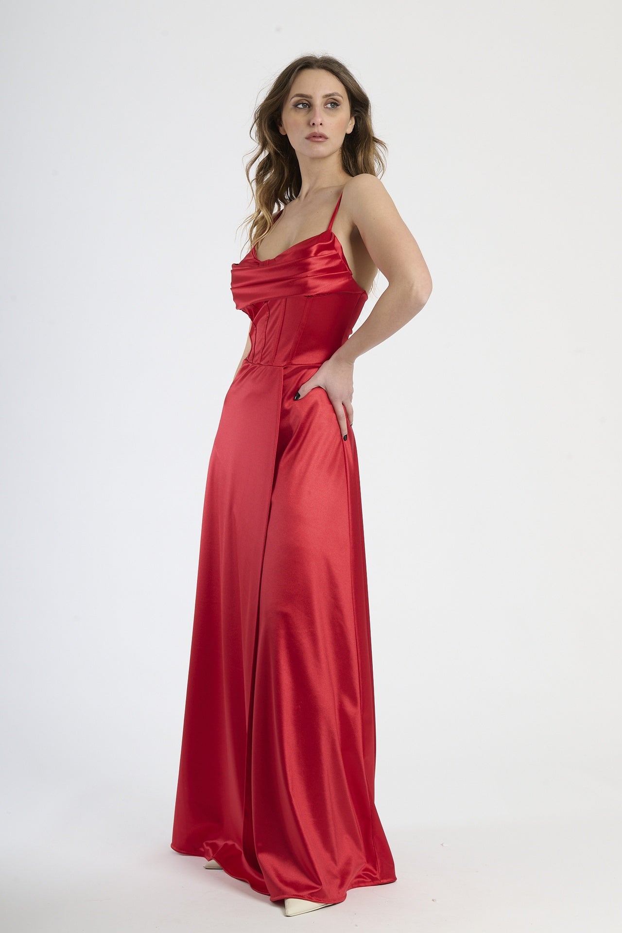 Abito da cerimonia rosso, perfetto per un look sexy e prestigioso.