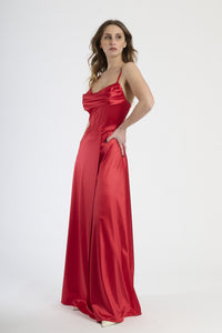 Abito da cerimonia rosso, perfetto per un look sexy e prestigioso.