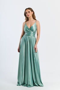 Abito da cerimonia salvia in raso, con scollatura a V e gonna drammatica, ideale per occasioni eleganti e rinfrescanti