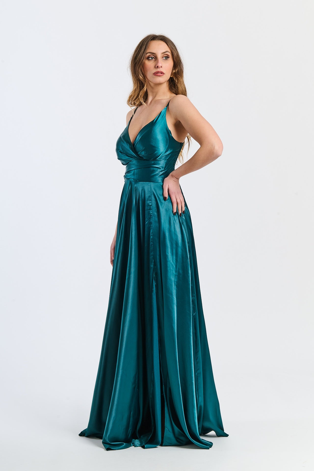 Abito da cerimonia verde.S in raso, con scollatura a V e gonna drammatica, ideale per occasioni eleganti e rinfrescanti