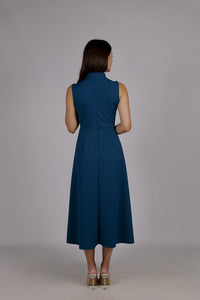 Abito da donna ottanio, senza maniche, midi, nodo sul petto, estetica classica ed elegante.