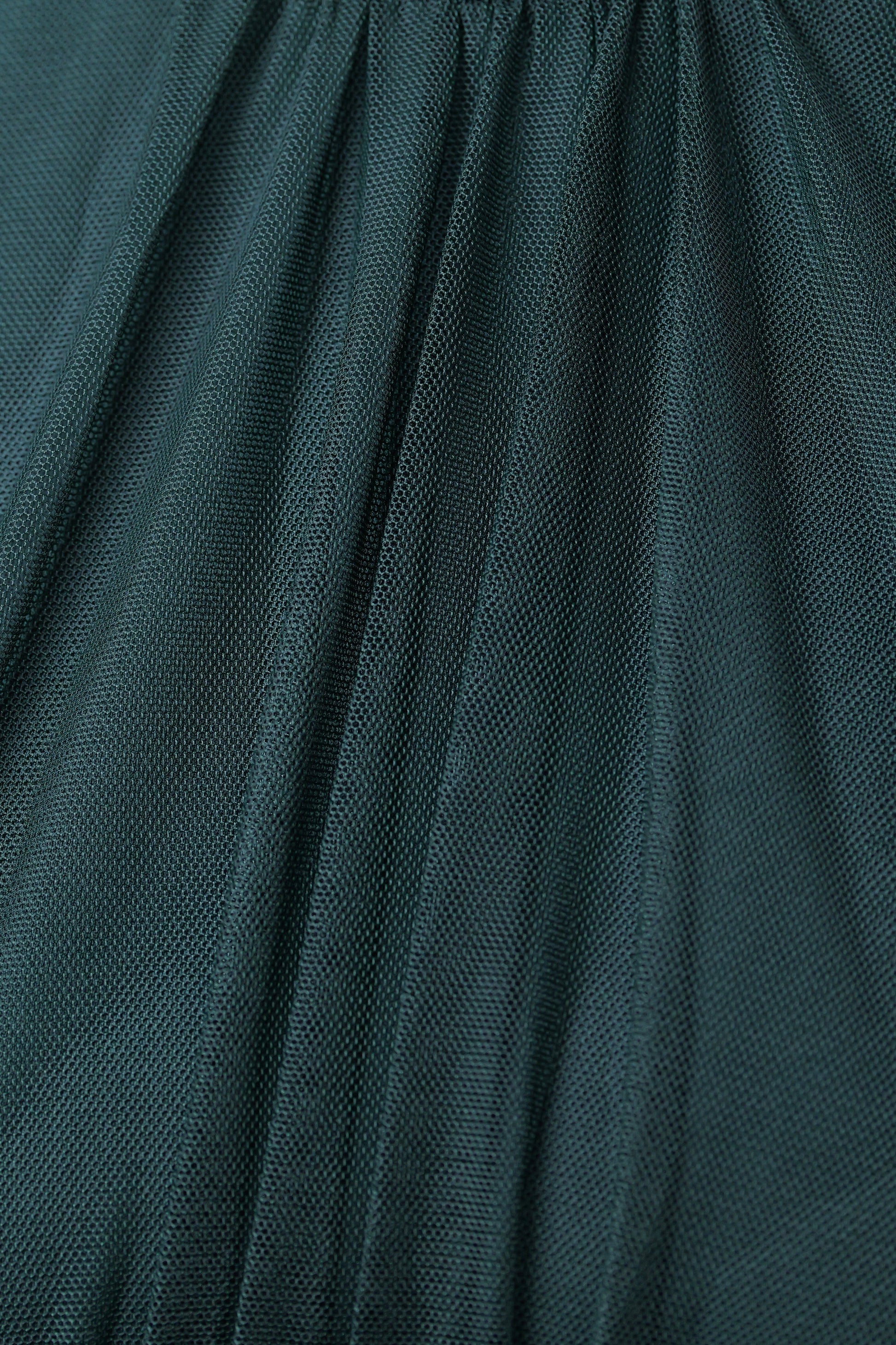 Abito da donna verde scuro, collo alto a imbarcatura, gonna lunga, foulard in tulle, estetica elegante e Suggestiva.