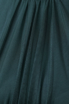 Abito da donna verde scuro, collo alto a imbarcatura, gonna lunga, foulard in tulle, estetica elegante e Suggestiva.