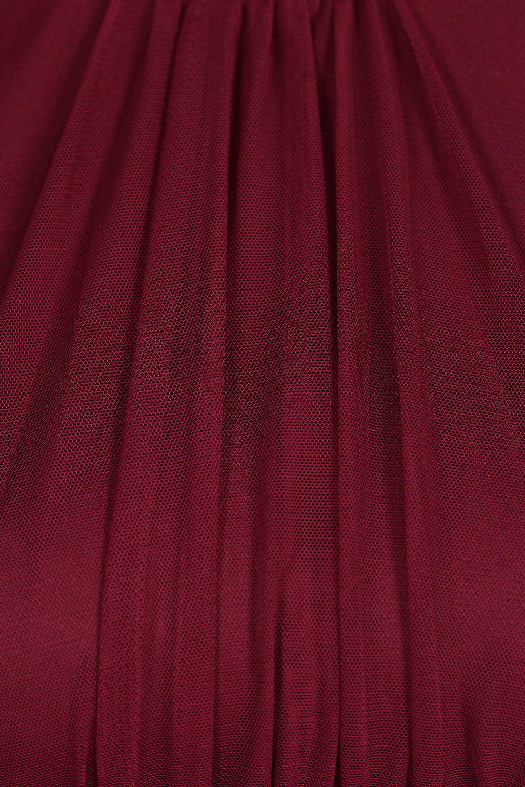 Abito da donna vino, collo alto a imbarcatura, gonna lunga, foulard in tulle, estetica elegante e intensa.