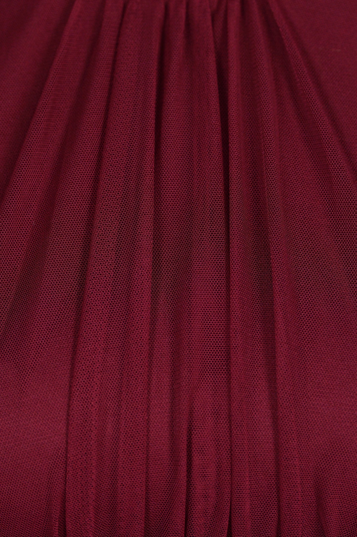 Abito da donna vino, collo alto a imbarcatura, gonna lunga, foulard in tulle, estetica elegante e intensa.