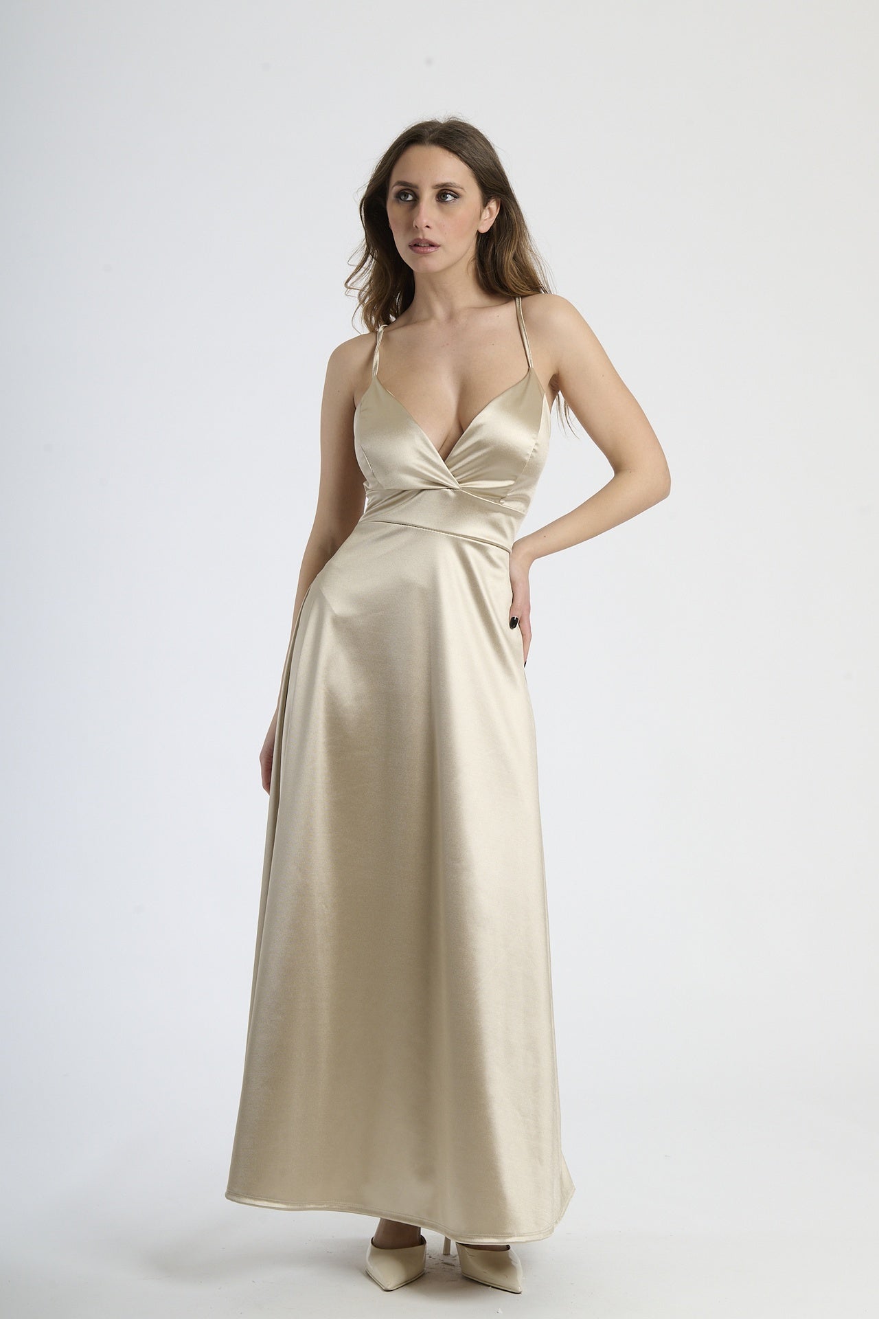 Abito da evento beige, ideale per un look sobrio ed elegante.