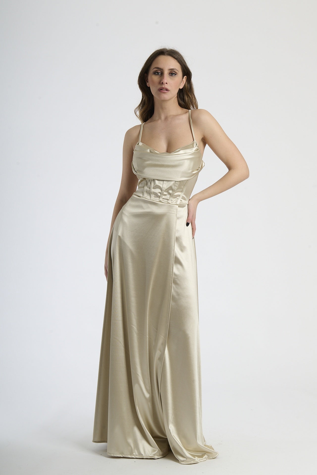 Abito da evento beige, ideale per un look sobrio ed elegante.