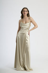 Abito da evento beige, ideale per un look sobrio ed elegante.