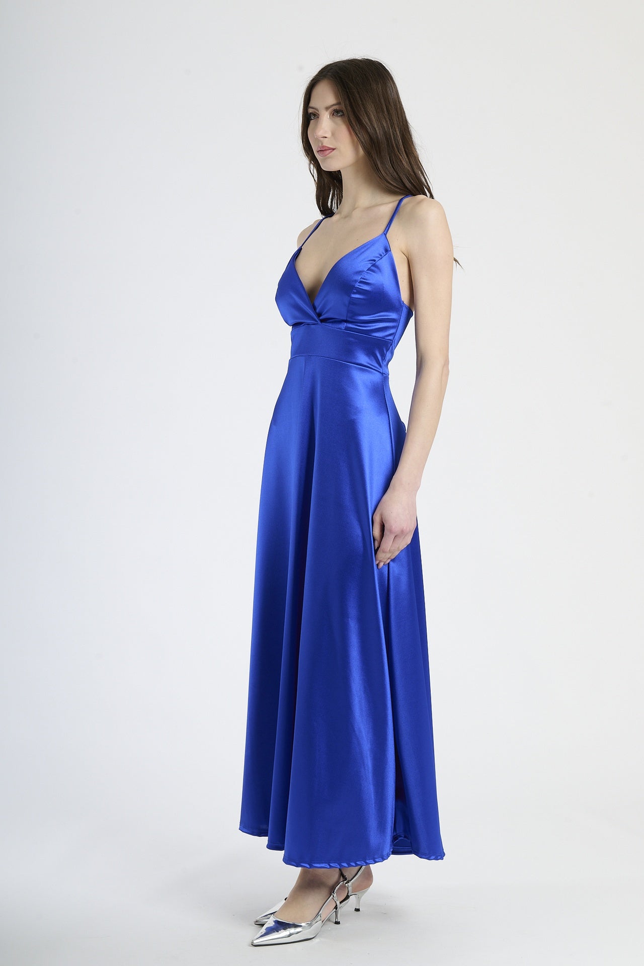 Abito da evento bluette, ideale per un look tranquillo ed elegante.