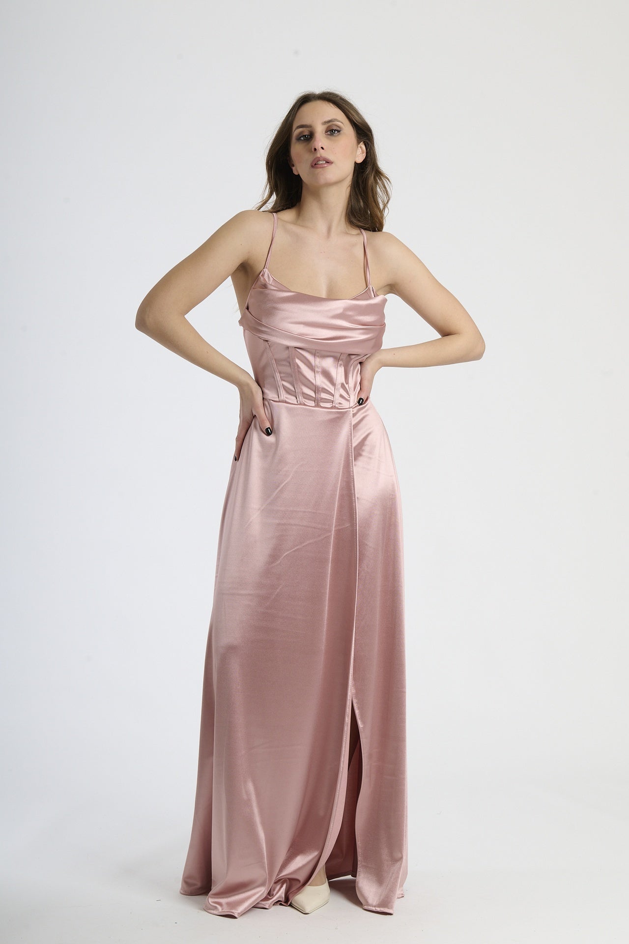 Abito da evento rosa antico, perfetto per un look romantico ed elegante.