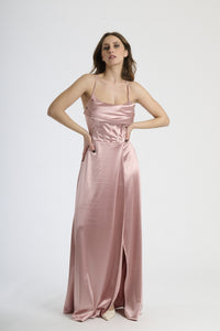 Abito da evento rosa antico, perfetto per un look romantico ed elegante.