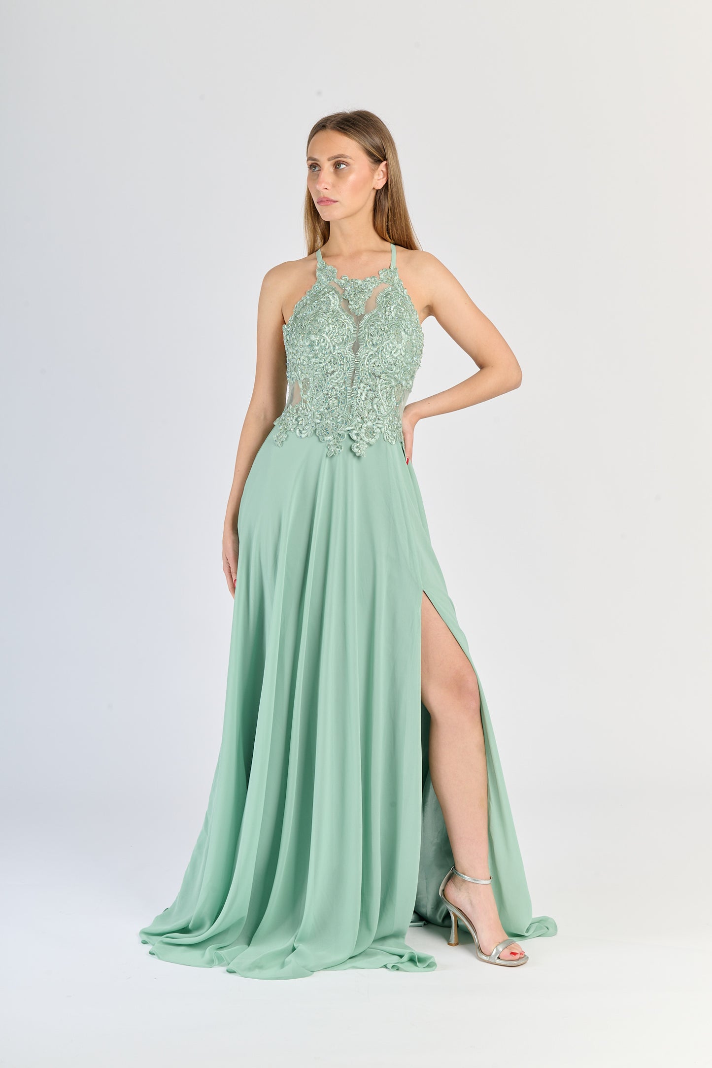 Abito da sera Salvia con pizzo sul busto e gonna fluida, slittino elegante