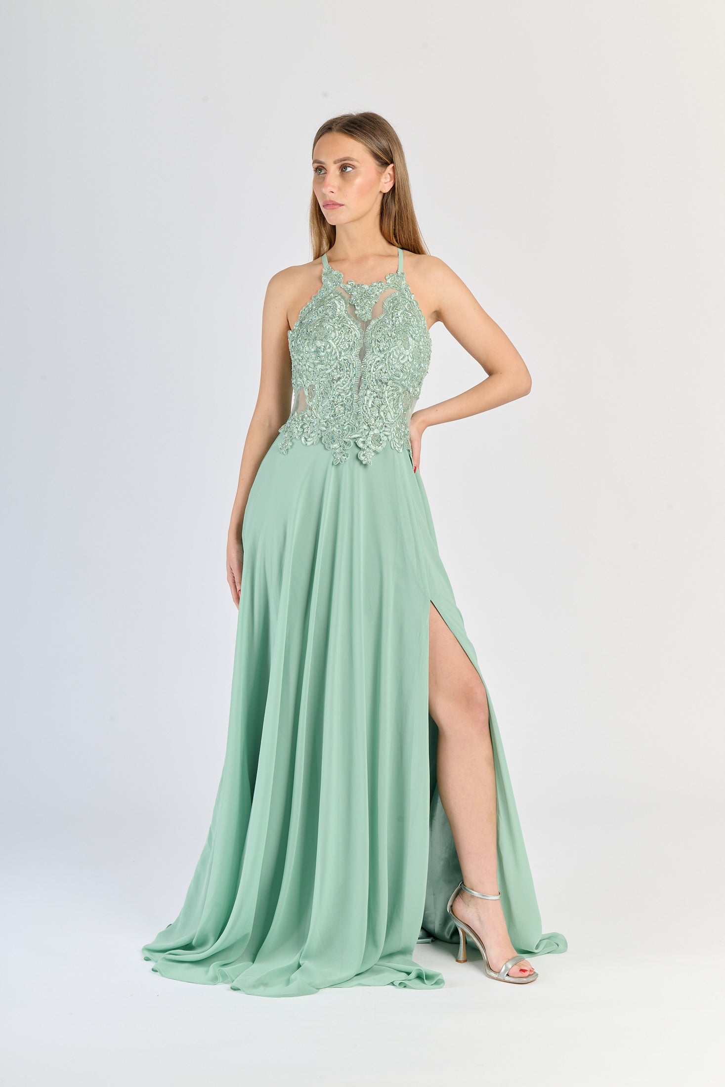 Abito da sera Salvia con pizzo sul busto e gonna fluida, slittino elegante