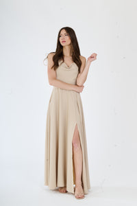 Abito da sera beige in tessuto opaco con silhouette dritta, ideale per occasioni eleganti.