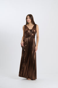 Abito da sera marrone lungo, senza maniche, con plissé e scollatura a V, presentato da una donna in posa raffinata.