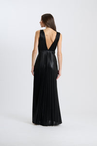 Abito da sera nero, stile lungo senza maniche, plissé e scollatura a V, indossato da una donna.