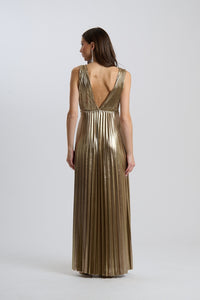 Abito da sera oro, stile lungo senza maniche, plissé e scollatura a V, visualizzato su una modella