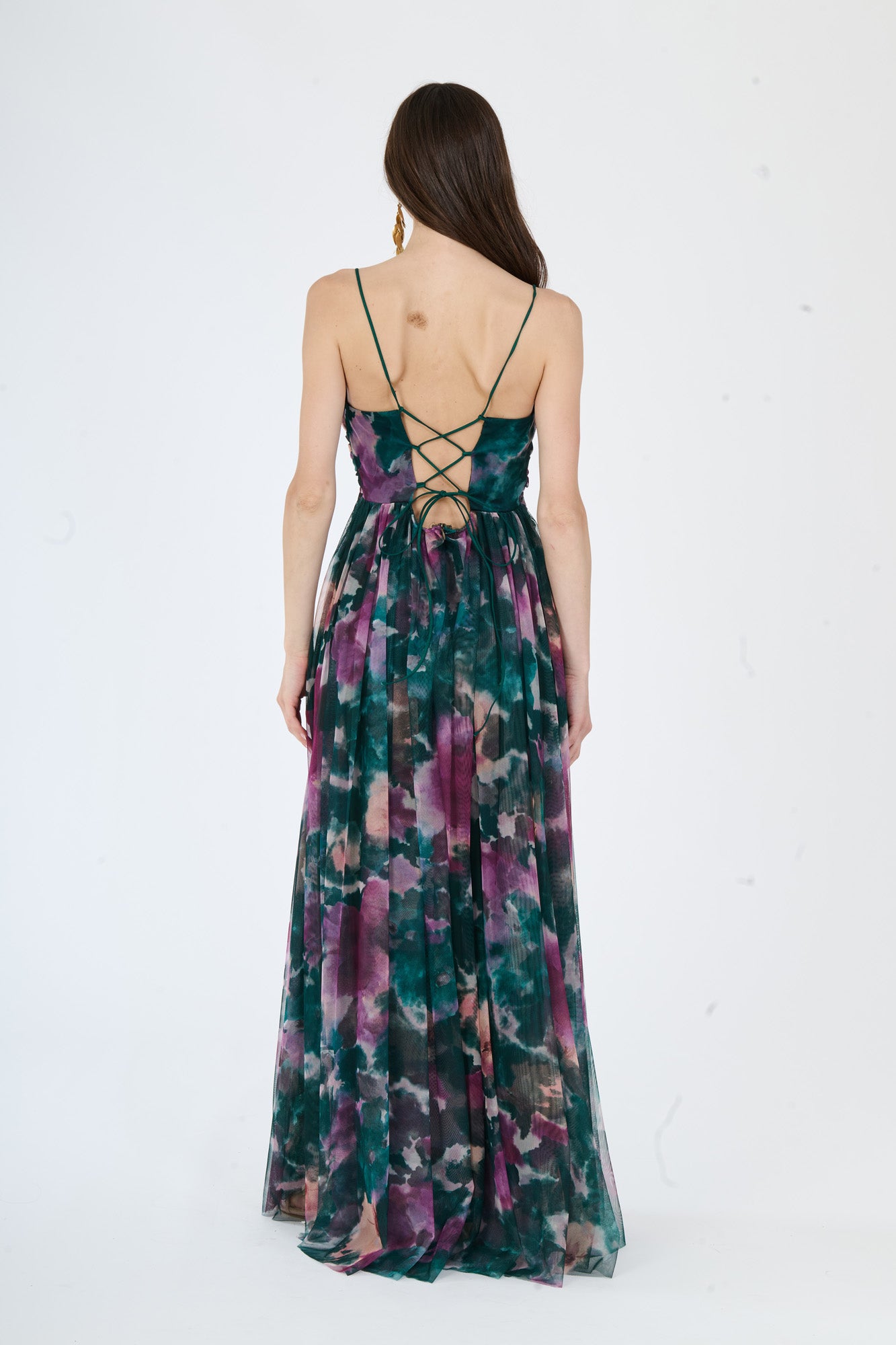 Abito da sera verde scuro, stile fluido con stampa colorata, spalline sottili e scollatura a V