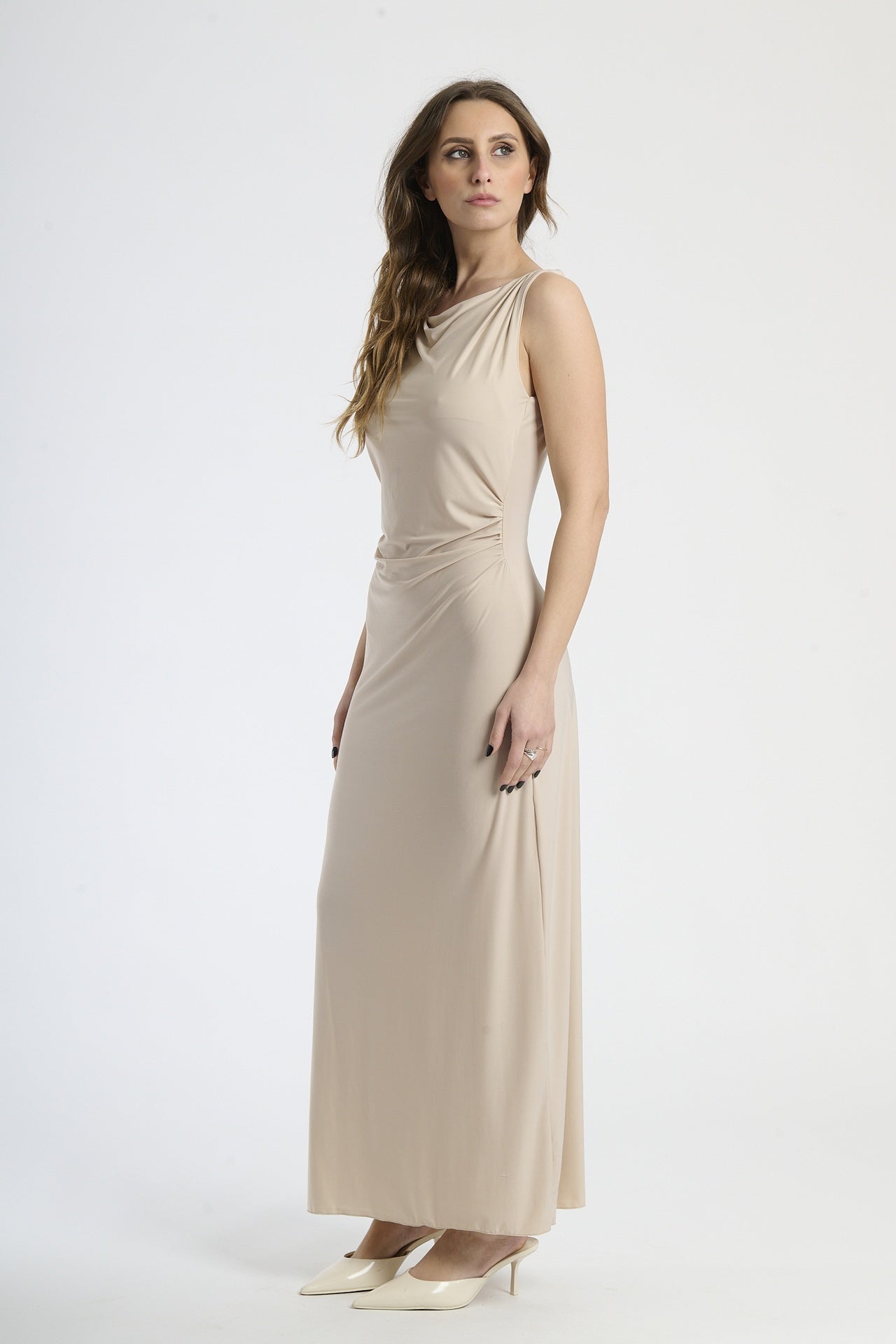 Abito elegante beige, silhouette slim con colletto drappato, ideale per occasioni formali.