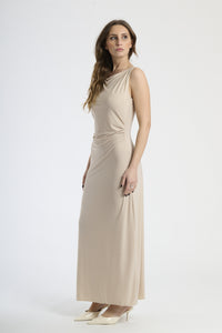 Abito elegante beige, silhouette slim con colletto drappato, ideale per occasioni formali.