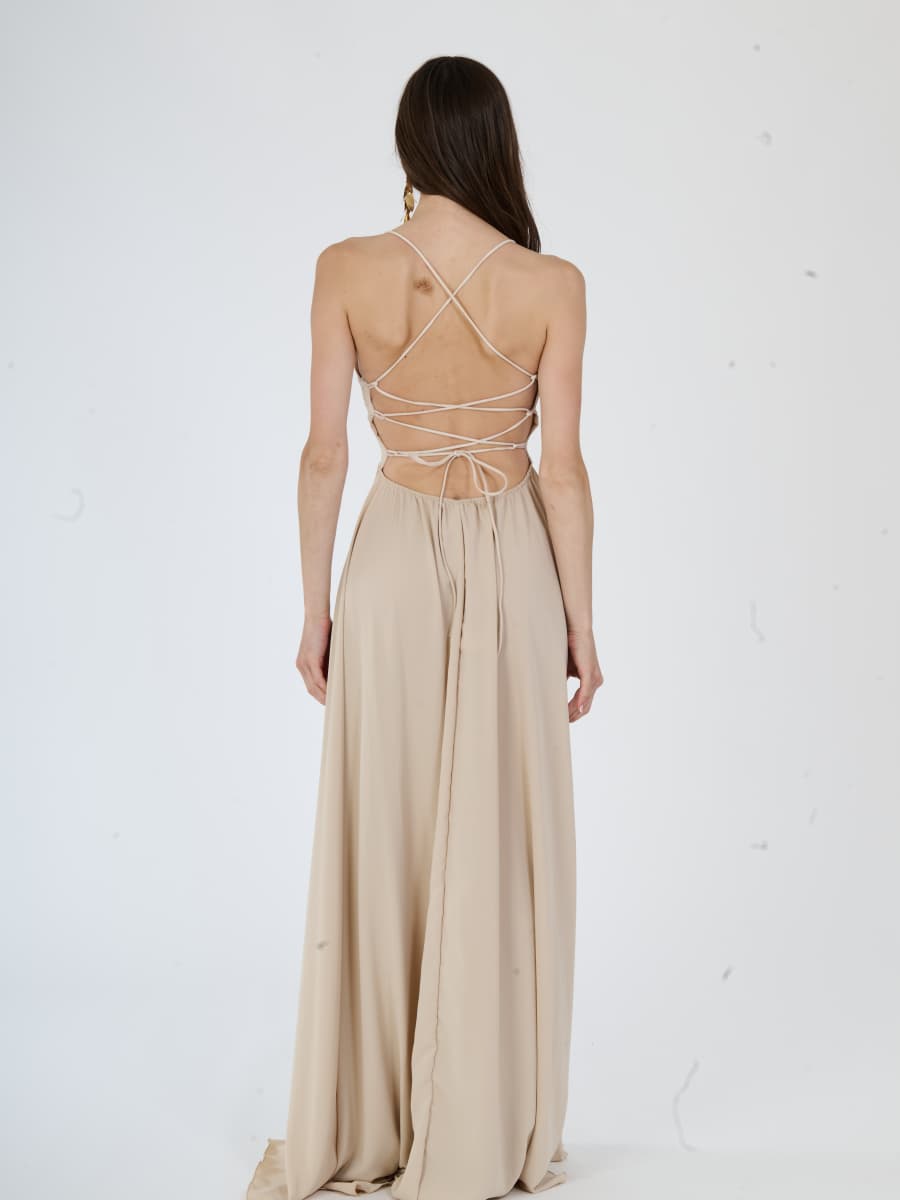 Abito elegante beige con scollo a V e gonna ampia, per uno stile raffinato.