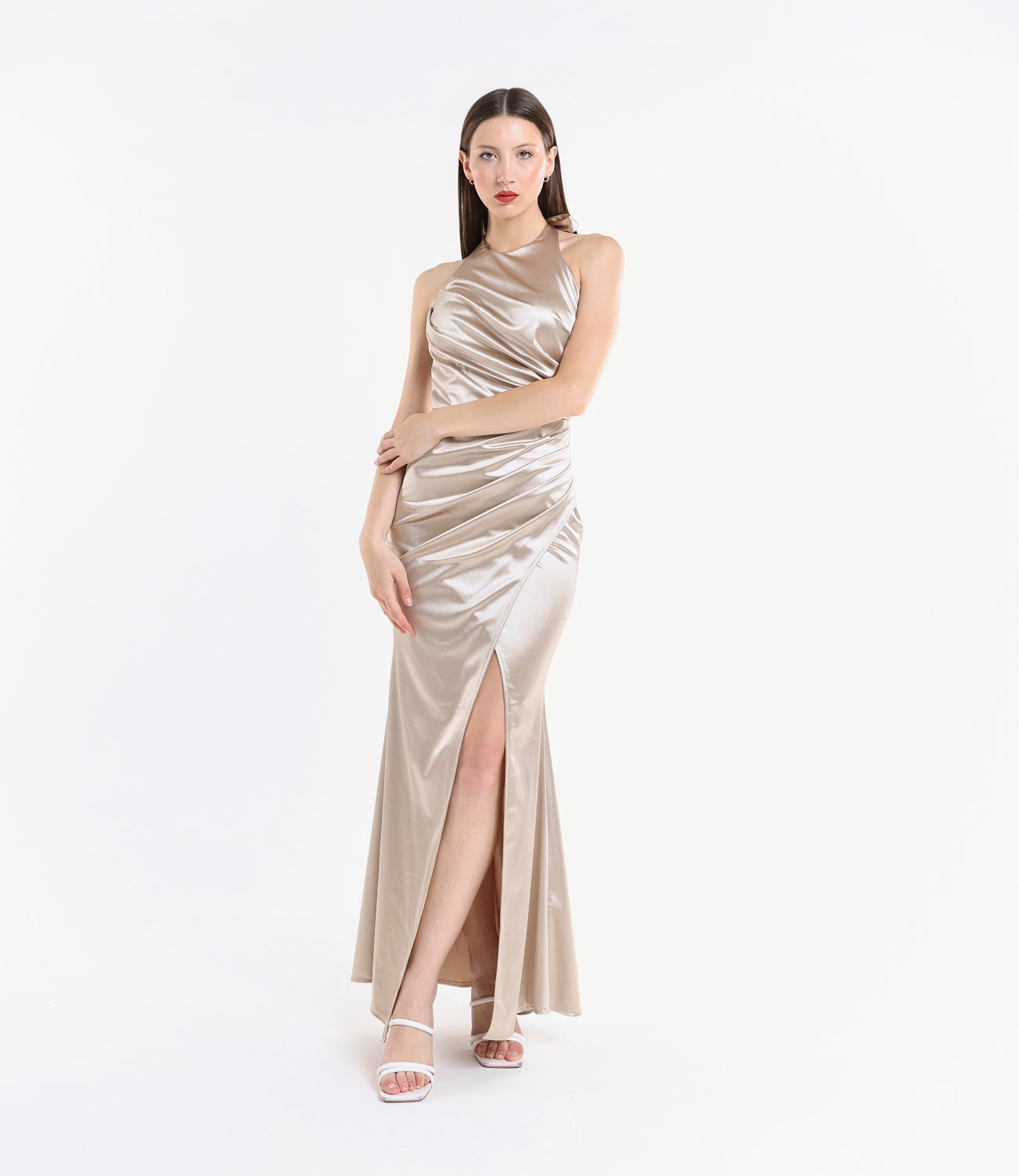 Abito elegante beige in raso, scollo a collo alto e falda con fessura
