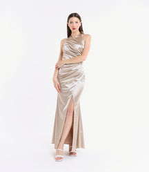 Abito elegante beige in raso, scollo a collo alto e falda con fessura