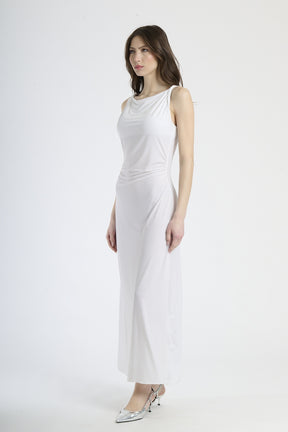 Abito elegante bianco, silhouette slim con colletto drappato, ideale per cerimonie e feste.