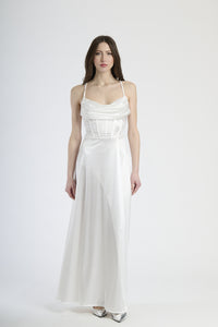 Abito elegante bianco, ideale per un look limpido e prestigioso.