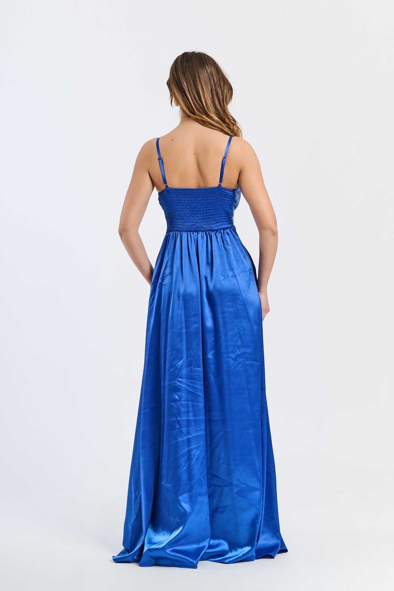 Abito elegante bluette con raso satinato, spalline sottili e gonna fluida, perfetto per eventi formali e notturne