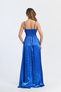 Abito elegante bluette con raso satinato, spalline sottili e gonna fluida, perfetto per eventi formali e notturne