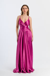 Abito elegante ciliegio con raso satinato, spalline sottili e gonna fluida, perfetto per eventi speciali e romantici